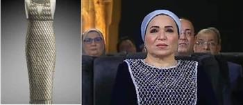 سر ارتداء السيدة انتصار السيسي فستان مزين بشبكة الخرز بافتتاح طريق الكباش