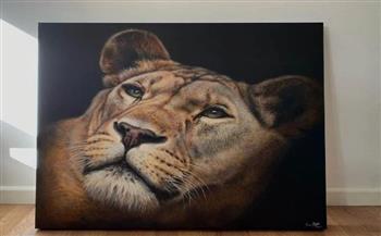 تبدو حقيقية.. بريطانية ترسم لوحات فنية مذهلة للأسود والنمور البرية