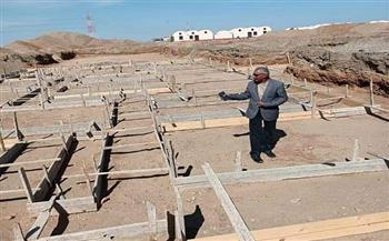 رئيس «مرسى علم» يتفقد إنشاء 60 وحدة سكنية بقرية «برانيس»