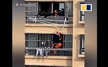 حبل غسيل ينقذ عجوزا من الموت بعد سقوطها من الطابق الـ19 (فيديو)