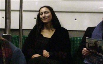 سيدة تشبه الموناليزا ورجل يحمل أرنب يرتدى نظارة شمس .. شخصيات غريبة من داخل مترو الأنفاق حول العالم 