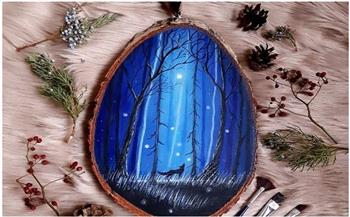 فنانة تبهر متابعيها بلوحات مستوحاة من الأساطير على خشب الأشجار (صور)
