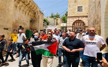 الاحتلال يقمع وقفة احتجاجية على اقتحام رئيس دولة الاحتلال للحرم الإبراهيمي