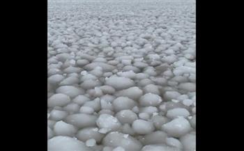 كرات الثلج تغطّي بحيرة كندية في مشهد نادر (فيديو)