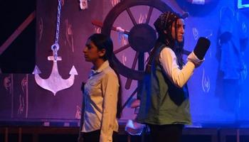 المخرج طارق حمدي: بنات مدرسة «سانت ماري» يجبرون القراصنة على التعليم في مسرحية «البحر الميت»