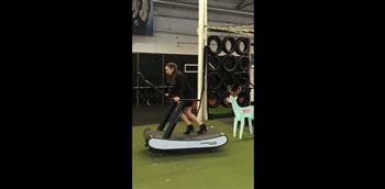 (فيديو) بفستان ضيق وكعب عالي.. فتاة تكسر القواعد وتركض بأقصى سرعة على جهاز المشي