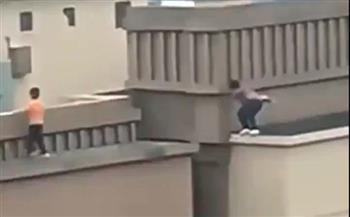 المرح على حافة الموت.. تصرف غريب من طفلين فى الصين على ارتفاع 27 طابقًا (فيديو)