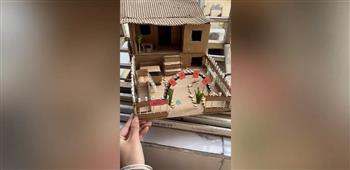 أم وابنتها يصنعان منزلًا مصغرًا من الورق المقوّى (فيديو)