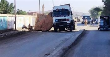تسيير الحركة المرورية على طريق «أسوان - القاهرة» عقب سقوط كتلة حجرية