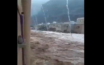 المياه تغمر المنازل والمدارس.. سيول عارمة تجتاح شوارع سلطنة عُمان (فيديو)