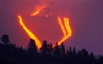 بسبب بركان لابالما.. أنهار النار تظهر في السماء بعد 6 انفجارات (فيديو)