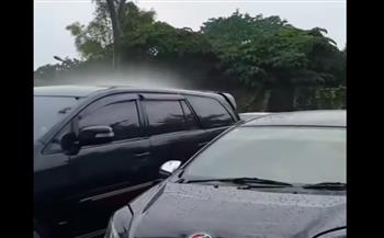واقعة فريدة.. الأمطار تنهمر فوق سيارة واحدة فقط دون المجاورة لها (فيديو)