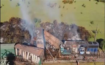 لقطات تحبس الأنفاس.. حريق هائل في قطار خرج عن مساره في تشيلي (فيديو)