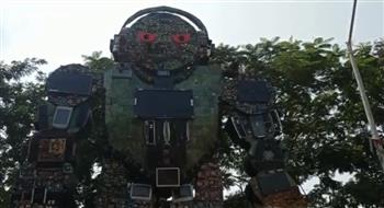 نموذج روبوت ضخم مصنوع من النفايات الإلكترونية في الهند (فيديو)