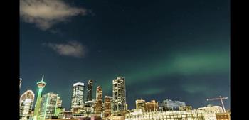 فى عرض مذهل.. أضواء الشفق القطبي تزين سماء كالجاري في كندا (فيديو)