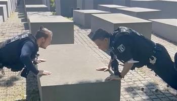 رجال الشرطة فى برلين يمارسون رياضة الضغط فى النصب التذكاري للهولوكوست