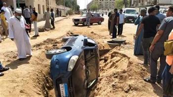 سقوط سيارة ملاكي في حفرة لإصلاح صرف صحي ببور سعيد