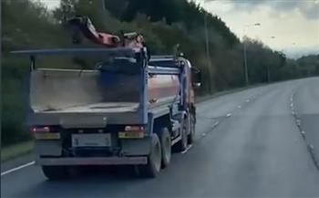 لحظة مروعة لاصطدام شاحنة تؤدي لإغلاق الطريق بإنجلترا لـ 3 ساعات (فيديو)