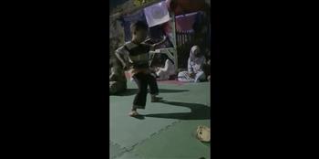 طفل إندونيسي يستعرض مهارات الدفاع عن النفس .. فيديو