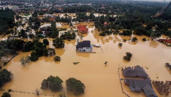 ماليزيا تفتتح مركزي إغاثة من الفيضانات عقب تحذيرات من ارتفاع المد 