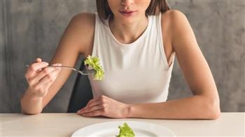 دراسة: تناول المرأة الطعام بمفردها يعرضها لخطر الإصابة بأمراض القلب