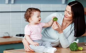 دراسة: تعابير وجهك تساعد أطفالك على تناول المزيد من الطعام 
