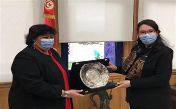 وزيرة الثقافة تهدي دار الكتب التونسية 700 كتاب