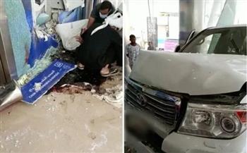 سيارة طائشة تدهس شخصا ٱمام ماكينة ATM بالسعودية.. فيديو