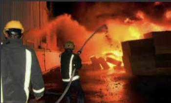 انتداب الأدلة الجنائية لمعاينة حريق مصنع سجاد في بورسعيد