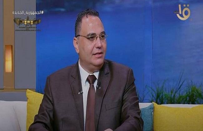 استشاري نفسي عن صفحات السوشيال ميديا لحل المشكلات: « بيطلعوا الستات على المسرح»