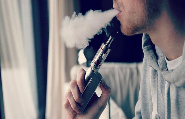 هل السجائر الإلكترونية تساعد في تقليل التدخين؟ أستاذ صحة عامة ترد