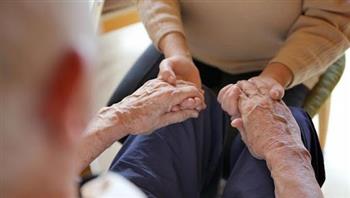 منها المشي وتجنب الوحدة.. 8 نصائح من «الصحة» لرعاية كبار السن 