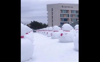 رجال الثلج يتجمّعون في صفوف.. مشهد مبدع من الصين لاستقبال العام الجديد (فيديو)
