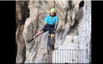 مشهد يحبس الأنفاس.. مغامر يقود دراجة على حافة جبل (فيديو)