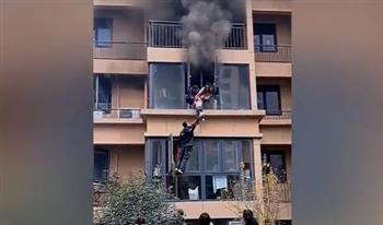 شجاعة عامل «ديلفيرى» تنقذ أسرة من حريق مروع (فيديو) 