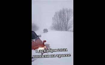 تصل لتجميد الرموش .. فيديو يرصد قسوة برودة الشتاء فى روسيا 
