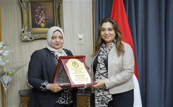 مدرسة النيل المصرية تهدى الدكتورة منال عوض درعًا تذكاريًا 