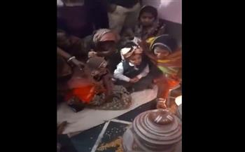 لا يتجاوز عمرهما 5 سنوات.. فيديو صادم لطقوس زواج طفلين في الهند