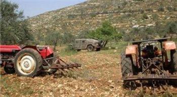 الاحتلال الاسرائيلي يعتقل 3 مواطنين ويستولي على جرار زراعي في مسافر يطا