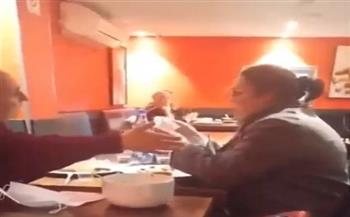 شابة تتعرض لهجوم داخل مطعم بسبب «الحجاب»..فيديو
