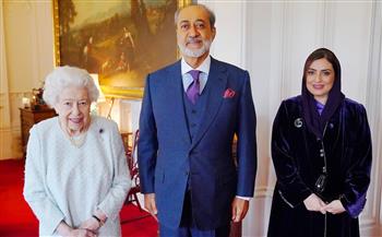 ملكة بريطانيا تستقبل سلطان عمان وتمنحه وسام الفارس