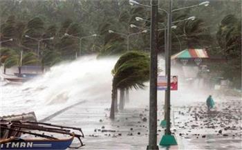 عشرات آلاف الفلبينيين يفرون من منازلهم تحسباً لوصول إعصار عنيف