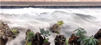 «بالتلج».. مُدرسة تحول بركة مياه لشلالات ساحرة (فيديو)