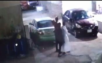 لحظات مرعبة.. كاميرا حفية توثّق لحظة سرقة سعودي بالإكراه (فيديو)