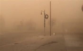اللون الأصفر يكسو الشوارع.. ولاية أمريكية تغرق في التراب بسبب عاصفة كثيفة (فيديو)