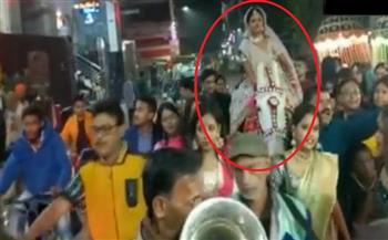 قلبت الآية.. عروس هندية تخطف عريسها على الحصان الأبيض (فيديو)
