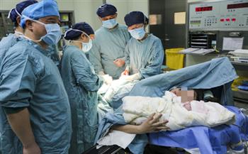 أول مريضة في العالم تجري عملية زرع قلب ورئة وتلد بنجاح في الصين