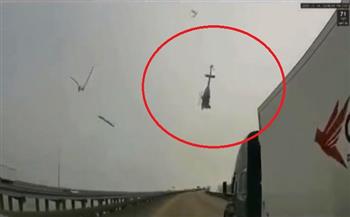 فيديو مرعب للحظة سقوط طائرة مروحية مشتعلة على جسر مكتظ بالسيارات .. شاهد 