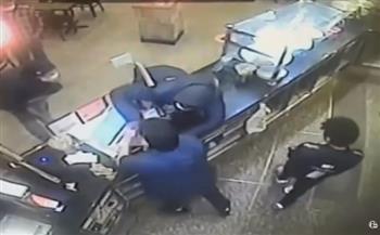 حاول سرقة محل البيتزا.. مراهق يؤدّب لصًا برصاصة في الوجه (فيديو)