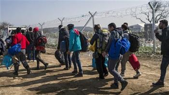 ضبط 28 مهاجرا غير شرعي مكدسين في شاحنة على الحدود اليونانية المقدونية